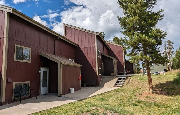 Dog-friendly condo close to Winter Park shuttle with pool, hot tub, tennis, gym