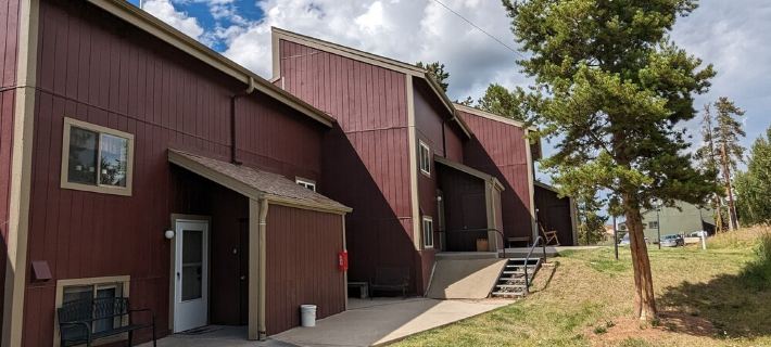 Dog-friendly condo close to Winter Park shuttle with pool, hot tub, tennis, gym Hotels in Fraser