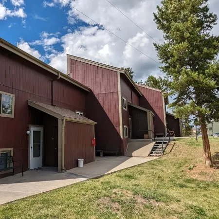 Dog-friendly condo close to Winter Park shuttle with pool, hot tub, tennis, gym