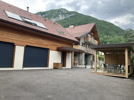 Duplex in House for 4-6 People - View of Lake Annecy - Beach 200 m Away