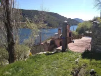 Hobbit House (bioclimatic and half-buried with green cover