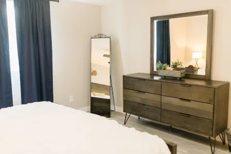 COZY BASEMENT APARTMENT - PRIVATE ENTRANCE - NEAR PARK Отели в г. Тейлорсвилл