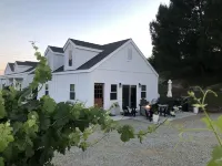 Lux Vineyard Escapes-Stylish Modern Bunkhouse Hotel dekat Kkottongnae Retreat Center/Camp (테메큘라 꽃동네)