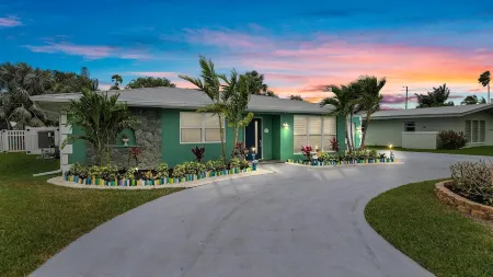 'Cup of Sea' Heated pool house! 5 min walk to the Beach.