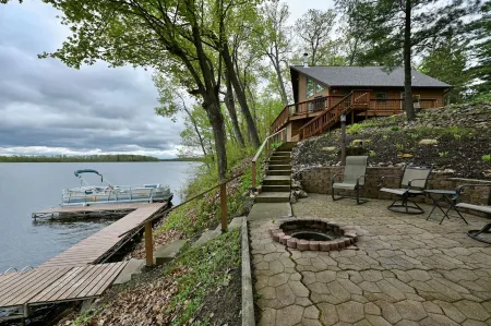Beautiful Lakeside Cabin on Long Lake