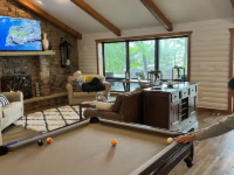 Romantic lakefront chalet w/hot tub Hotels in Indian Lake