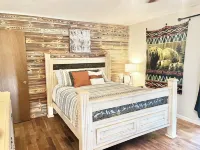 Cozy Family Friendly Lodge, 2 Games Rooms, Hot Tub, EV Charger