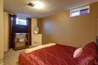 5th St Hospitality  King bd, close to hospital, downtown and driveway parking.