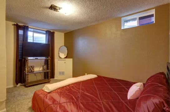 5th St Hospitality  King bd, close to hospital, downtown and driveway parking.
