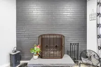 Beautiful remodeled 2 bedroom, walking distance from Downtown with AC 워드 호 주변 호텔