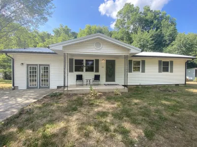 Minutes from Mt trails & River - 3 Bedroom House - Sleeps 7
