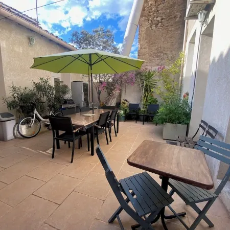 Large apartment on canal 2 steps from downtown Sète