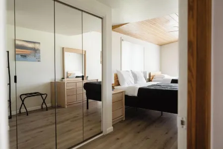 Cozy 3 bedroom house - 2 min drive to downtown Fish Creek Отели рядом с достопримечательностью «The Cherry Hut»