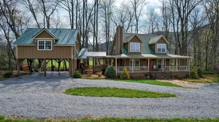 Creekfront Hayesville cottage with beautiful sunrise and sunset views!
