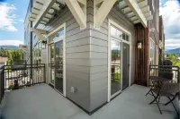 Cozy Downtown Condo with Jacuzzi 5 Min from Resort