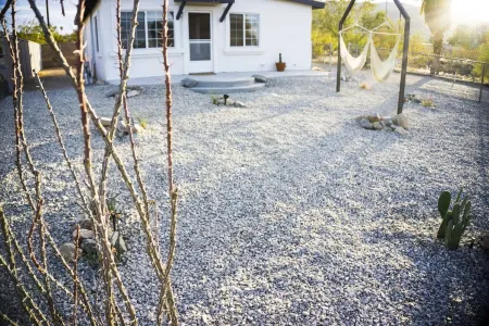 M&L Desert Cottage - 3 miles from the North entrance of Joshua Tree! Отели рядом с достопримечательностью «Bowladium»