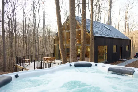 The Ledges Cabin - modern luxury on 35 acres, 8 person hot tub, wood fireplace.