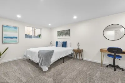 Luxurious Renovated Home with New Hot Tub: By Stadium, Expo Center, and Skiing. Các khách sạn gần Eastridge Park