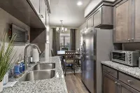 U2 - Peloton Bike - 2 Kings - Work Here - 1G Wi-Fi - Stunning Aviation Theme!