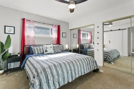 NEW Magical Family Fun! 10 Mins to Disneyland, Private Pool/Bounce House! Отели в г. Фуллертон