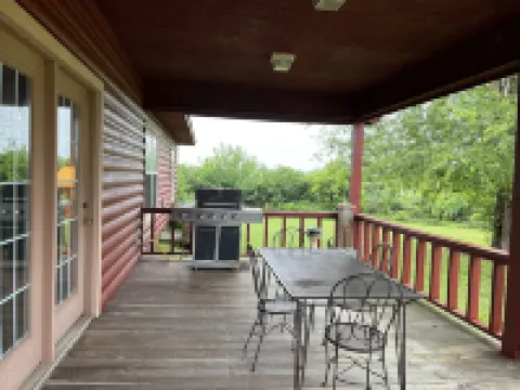 Lodge with fishing & guided hunts available! Minutes from Tulsa & Grand Lake!