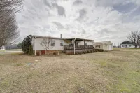 3 bed/2 bath home +office w/ futon with community boat ramp & dock to Weiss Lake