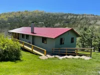 Lost River Swiss Cottage/10 acres/Private Dog Park/Streams