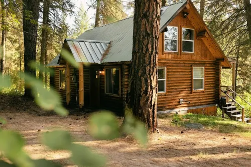 Modern romantic 2-bed log cabin in the forest
