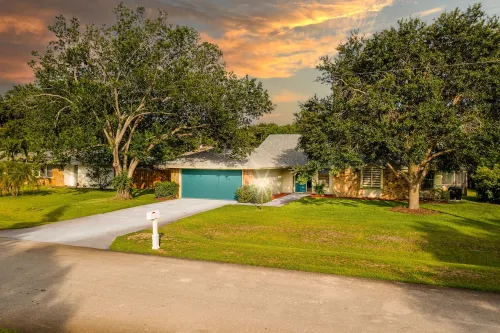 Poolside Golf Paradise: 2 King Bdrms: Beaches 15 Min: Game Room: Tee, Sun & Fun