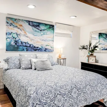 Cozy Apartment Minutes from Downtown