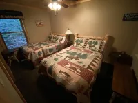 Charming, cozy, rustic Chalet.. Hollywood Hills, OLD FORGE, NY