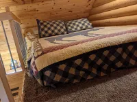 Cozy Cabin-real log cabin stay. Loft bed, woodsy decor, clean & cozy!