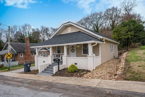 Cheerful Pet-Friendly Bungalow 1 Block from Downtown Laurens