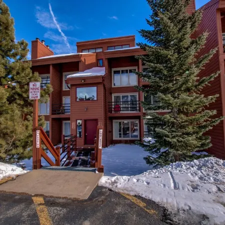 Silverthorne Condo with Mtn views, Pool & Hot tub