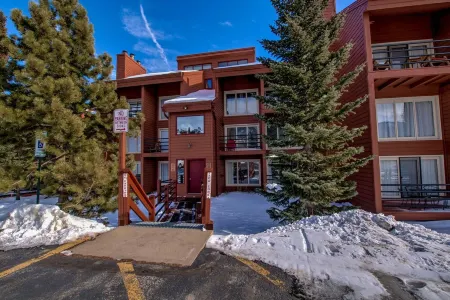Silverthorne Condo with Mtn views, Pool & Hot tub