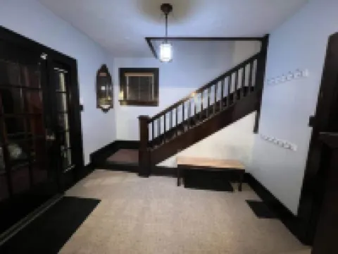 Off-street parking, family and pet friendly, fenced in yard, WiFi, self check-in 薩默塞特酒店