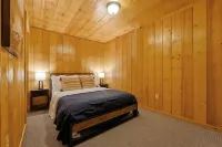 Mountain Cabin overlooking Boyne near Nubs W/ Hot Tub