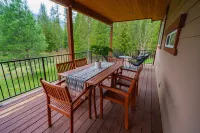 ♥ Riverfront Fishing Lodge w/ Hot Tub 5 Mins to Town♥