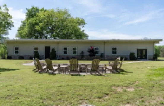 Multi-family Lodge with 8 acre lake and plenty of space, 12 mins to Fort Smith