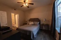 Main Floor Condo at the Avalon - Clearwater FL Clearwater Country Club附近的飯店