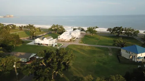 "MINT TO SEA" New Beach Cottage with porch views - 900 ft from the beach!