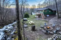 Relaxing Hot Tub by Creek, Fire Pit Near Smokey Mountain National Park Отели рядом с достопримечательностью «Santa's Land Fun Park & Zoo»