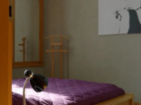 House on the Havelbogen directly on the water with canoe and jetty, garden apartment Hotéis em Werder