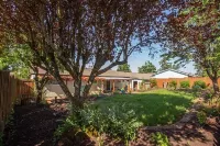 Garden House fenced yard with covered patio. Pets okay. Close access to shops. Hotels in Oregon City