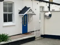 Beachside Mews - Brand Newly Refurbished Apartment By The Beach