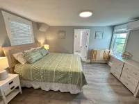 Beach, harbor, ferry & food-Prime Hyannis location