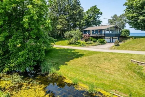 Lakefront Midcentury Cottage