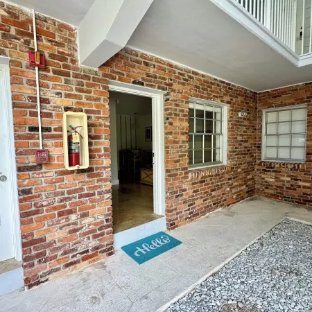 Charming Cozy Apt - Walk to Beach - Pool - Key Biscayne