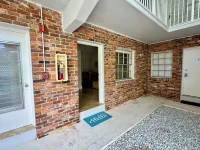 Charming Cozy Apt - Walk to Beach - Pool - Key Biscayne