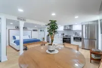 Luxe Provincial Style Studio w/ Patio & Parking Hoteles en Huntington